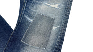 パッチリペア＆クラッシュ加工　デニムパンツ Patch & Ripped-processing Denim Pants (WOMENS)　ディテールカット２　株式会社DOORS（ドアーズ）